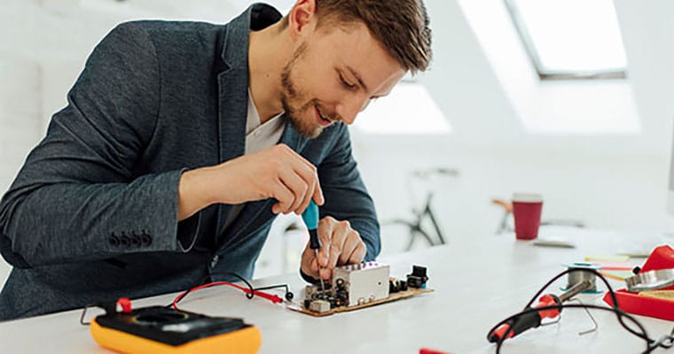 工程師測試電流